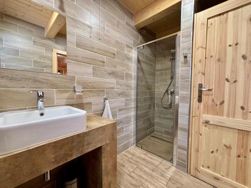 a bathroom with a sink and a shower at Domki na granicy in Jeżowski Dział