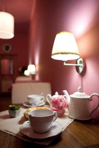 a table with a tea pot and a lamp at La Colonna (Historic Centre) in Lucca
