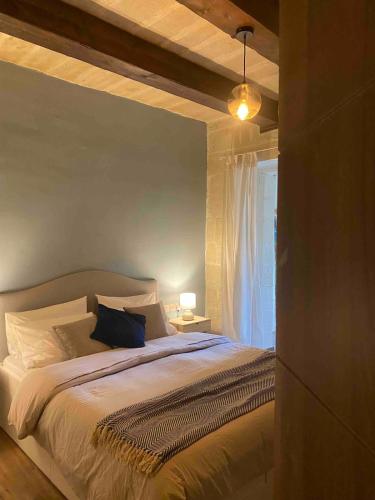 Cosy traditional Maltese homeにあるベッド