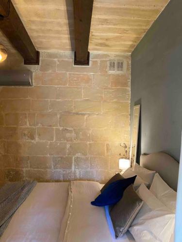 Cosy traditional Maltese homeにあるベッド