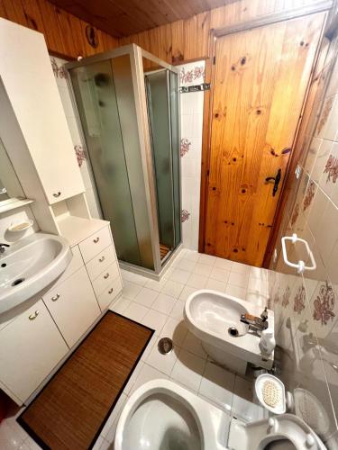 ein Badezimmer mit Toilette, Waschbecken und Dusche in der Unterkunft La Casa di Mosk in Castel di Sangro