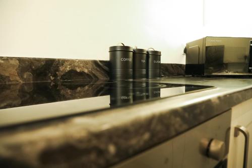 Kuchyň nebo kuchyňský kout v ubytování 1 Bedroom Apartment Bradford City Centre Foster Square