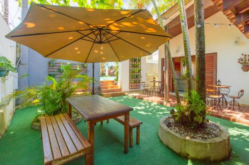 Κήπος έξω από το Guarujá Hostel