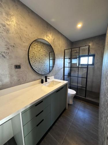 Et badeværelse på Comoda casa moderna con piscina y bosque