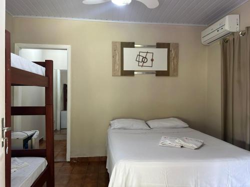 Giường trong phòng chung tại Chácara 2 coracoes