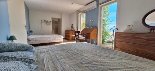 - une chambre avec un lit, un miroir et un piano dans l'établissement Situation exceptionnelle, villa Labori, luxueuse, à Suzette