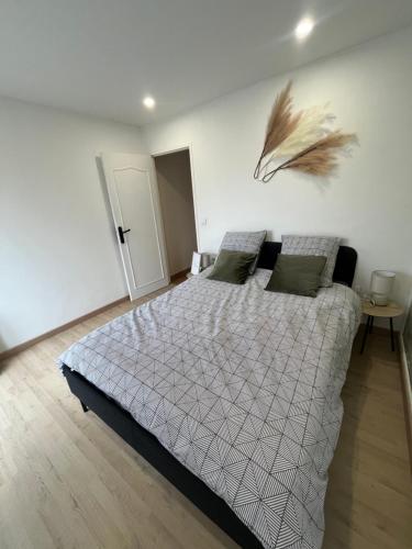 - une chambre dotée d'un lit avec un mur en plumes dans l'établissement Zen Mayar House Toulouse centre, à Toulouse