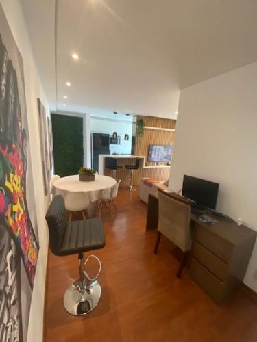 Μια τηλεόραση ή/και κέντρο ψυχαγωγίας στο Apartamento alto padrão