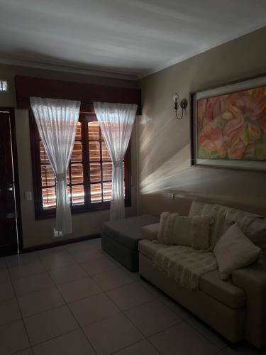 圣罗莎Excelente casa céntrica的带沙发和窗户的客厅