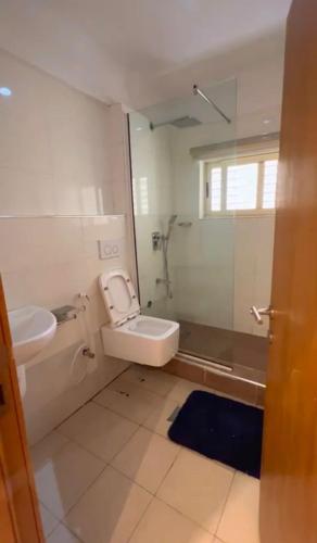 Koupelna v ubytování MULLINER TOWERS OPPOSITE IKOYI CLUB - Luxury 3BR in Ikoyi - elevator, pool, gym, 24h light, security
