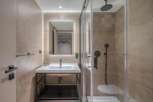 a bathroom with a sink and a shower at Carpe Diem Porto By Dualhotels in Porto