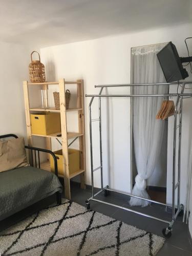 Cette chambre comprend un lit et une table avec un rideau. dans l'établissement Studio Centre, Proche du Vieux Port de Marseille, à Marseille