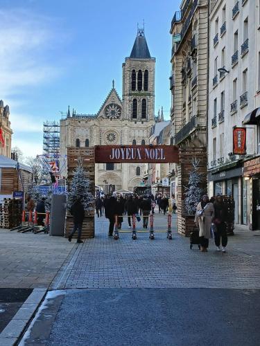 Une rue avec un panneau indiquant un loup joyeux dans l'établissement Apartment near Paris by metro, à Saint-Denis