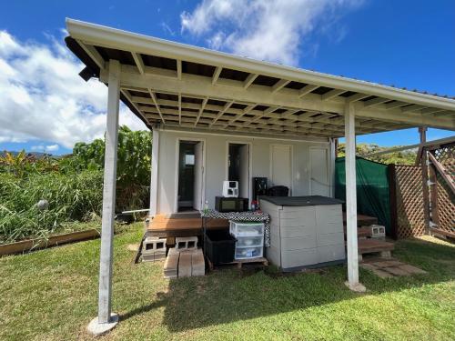 a pergola over a kitchen in a yard at North Shore Glamping Camping Laie, Oahu, Hawaii in Laie