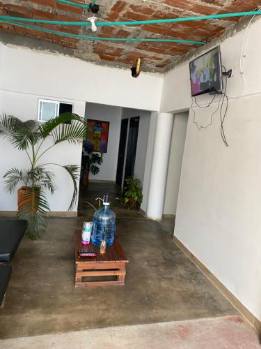 a living room with a table and a tv at Casa Oceanína in Roldanillo
