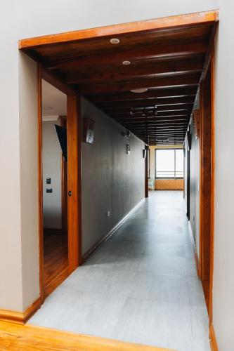 an empty corridor in a building with a wooden ceiling at Hotel Entre Brumas in Aguadas