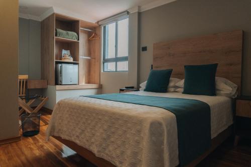a bedroom with a large bed and a window at Hotel Entre Brumas in Aguadas