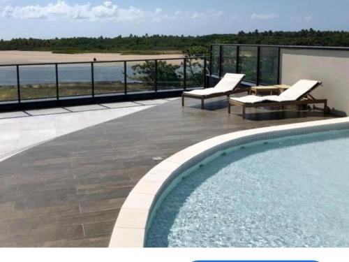 Swimmingpoolen hos eller tæt på Vista EXPLENDIDA MAR, duplex na cobertura, ilha do amor Barra Home Stay