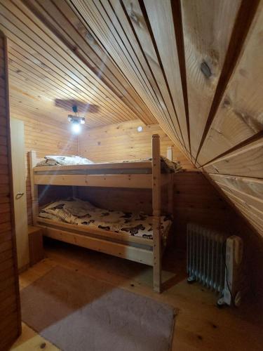 a room with two bunk beds in a wooden room at Vikendica Rajvosa Vlašić in Šišava