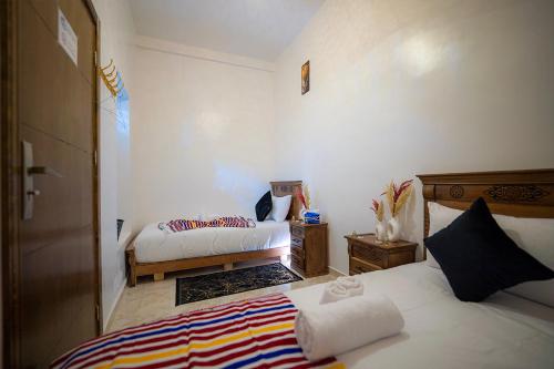 Una cama o camas en una habitación de Pension saada