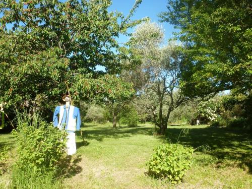 a statue of a man in a field with trees at belles chambres d'hôte, spacieuses et paisibles, en pays de Forcalquier in Saint-Étienne-les-Orgues