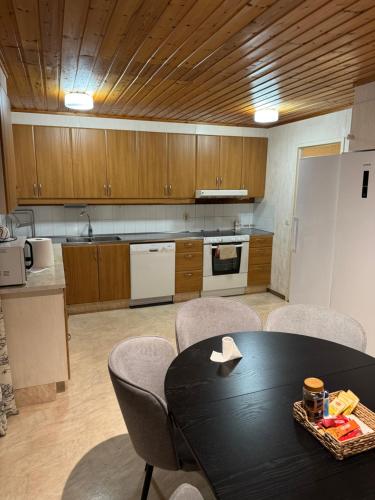 a kitchen with a table and chairs in a room at Noah Longstay Stafettgatan 42 in Västerås