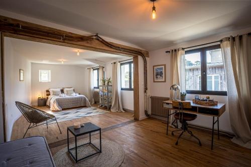 une chambre avec un lit et un bureau dans une pièce dans l'établissement hjem Port Blanc A breathtaking setting facing th, à Penvénan