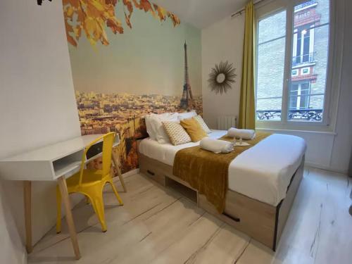 une chambre avec un lit, un bureau et une fenêtre dans l'établissement T5 - Aéroport CDG - Parc des Expositions Villepinte, à Aulnay-sous-Bois