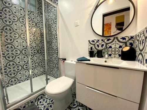 une salle de bain avec une douche, des toilettes et un lavabo dans l'établissement T5 - Aéroport CDG - Parc des Expositions Villepinte, à Aulnay-sous-Bois