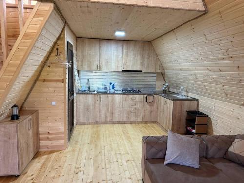 Dapur atau dapur kecil di green cottage in sioni მწვანე კოტეჯი სიონში