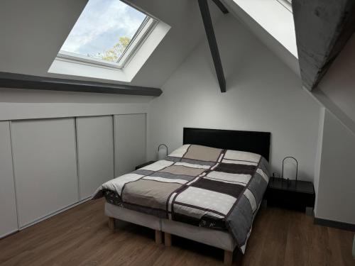 une chambre avec un lit et une fenêtre dans l'établissement Duplex 2 chambres proche tram, à LʼÉtang-la-Ville