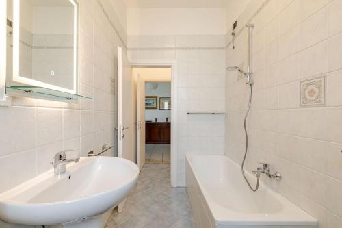 ein weißes Badezimmer mit Waschbecken und Badewanne in der Unterkunft Charme Padovano con Terrazza in Padua