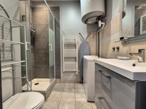 une salle de bain avec une douche, des toilettes et un lavabo dans l'établissement Résidence Le Lucasium - Très au calme pour ce joli T1Bis ! MAE-0021, à Aix-les-Bains