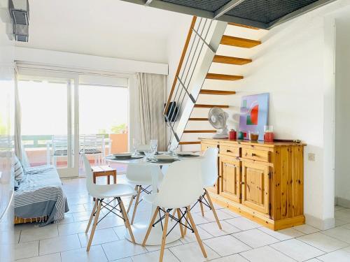 Appart rénové - 4 personnes - piscine - parking