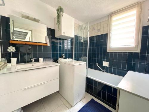 une salle de bain avec un lavabo, des toilettes et une baignoire dans l'établissement Appart rénové - 4 personnes - piscine - parking, à Fitou