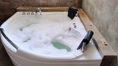 e bagno con vasca piena di neve. di Hotel MAXIMUM COMFORT FCA a Salinas