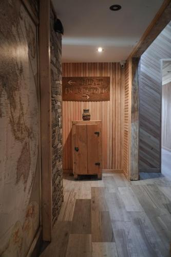 a hallway with a room with a wooden wall at Hostería Las Cumbres in Villa La Angostura
