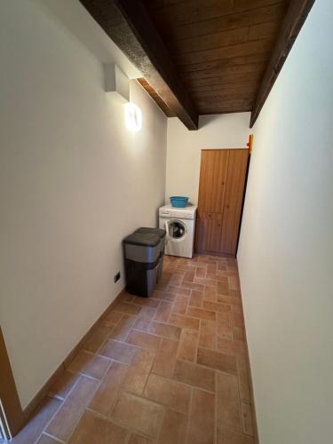 Villa Paterno في Amandola: ممر فيه دورة مياه وباب في الغرفة
