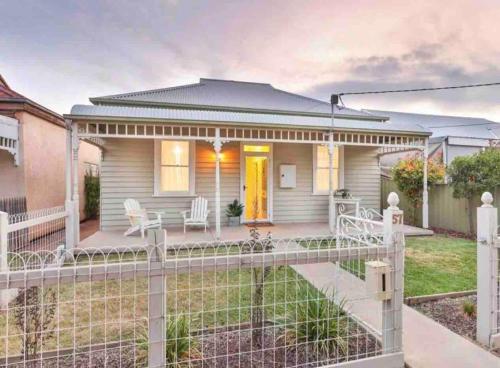 Το κτήριο όπου στεγάζεται  η παραθεριστική κατοικία