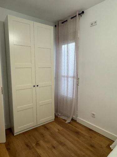 an empty room with a closet and a window at Alojamiento Baeza - Chicharro A in Baeza