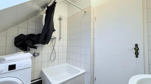 a bathroom with a shower and a sink and a toilet at Zentrale Monteurwohnung Neumünster mit Küche & WLAN in Neumünster
