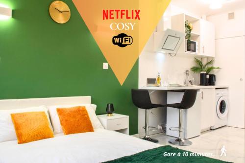 a bedroom with a bed and a green wall at Cambrai - Centre-ville - Parking in Cambrai