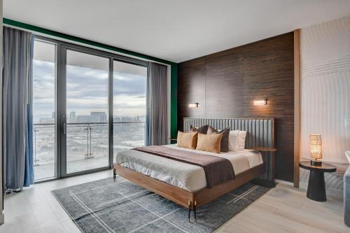拉斯维加斯AVA SUITE 37th FLR STRIP VIEW BALCONY Palms Place的一间带床和大窗户的卧室