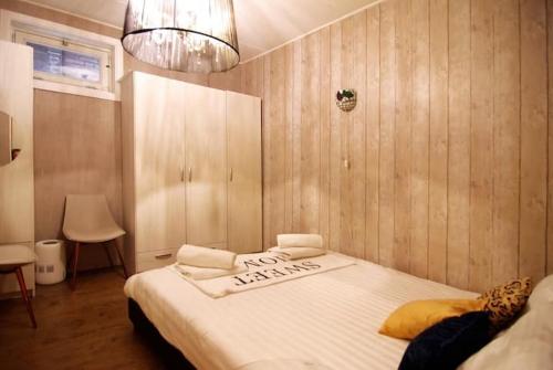 Un dormitorio con una cama grande en una habitación. en Group Stay, 7 minutes away from Amsterdam!, en Halfweg