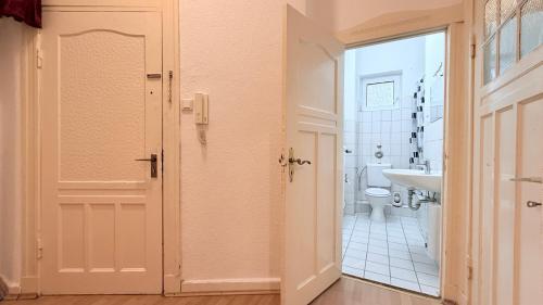 a bathroom with a white toilet and a sink at Zentrale Monteurwohnung Neumünster mit Küche & WLAN in Neumünster