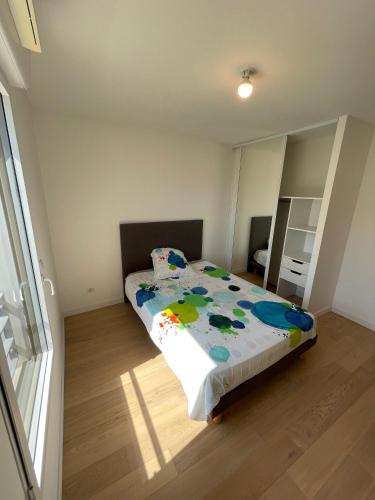 Large apartment with air conditioning, terrace and parking