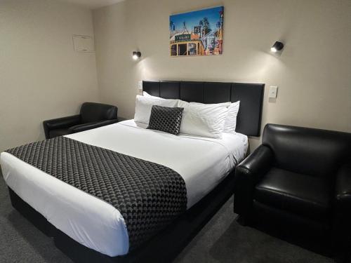 Postel nebo postele na pokoji v ubytování Shelby Motor Lodge