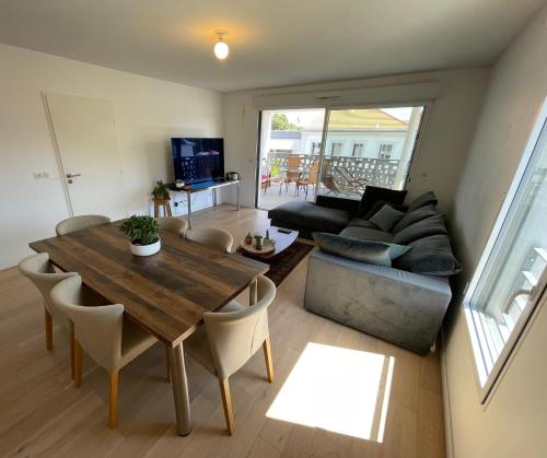 Large apartment with air conditioning, terrace and parking