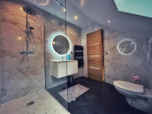 une salle de bain avec toilettes et douche en verre dans l'établissement Grande maison moderne 5 chambres, à Cherbourg en Cotentin