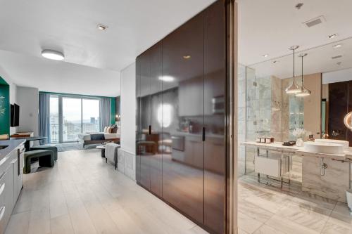 a bathroom with a large glass shower in a room at 37th FLOOR STUDIO STRIP VIEW Palm Place Resort in Las Vegas